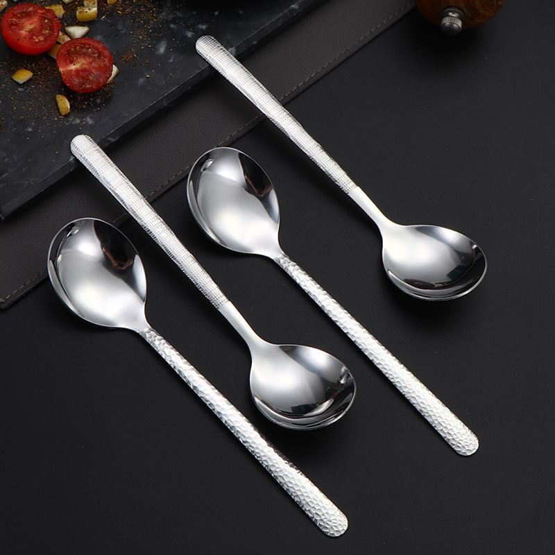 Red de celebridades Cuchara de acero inoxidable Cuchara con patrón de piedra con mango largo Cuchara de alto valor elegante con patrón de martillo Cuchara para sopa para comer Cuchara de postre