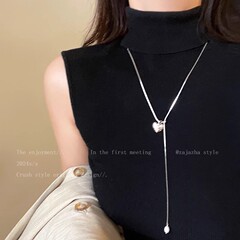 愛の真珠のフリンジの長いタイプはネックレスの女性を引き出して精巧で軽くて豪華な高級感の衛衣のチェーンのinsの風の百合の装飾を引き出します。