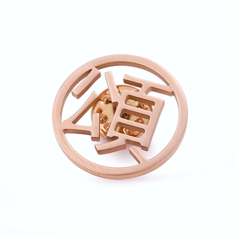 맞춤형 세트 핀 티타늄 스틸 중공 배지 맞춤 제작 된 스테인레스 스틸 브로치 로고 문자 이름 DIY