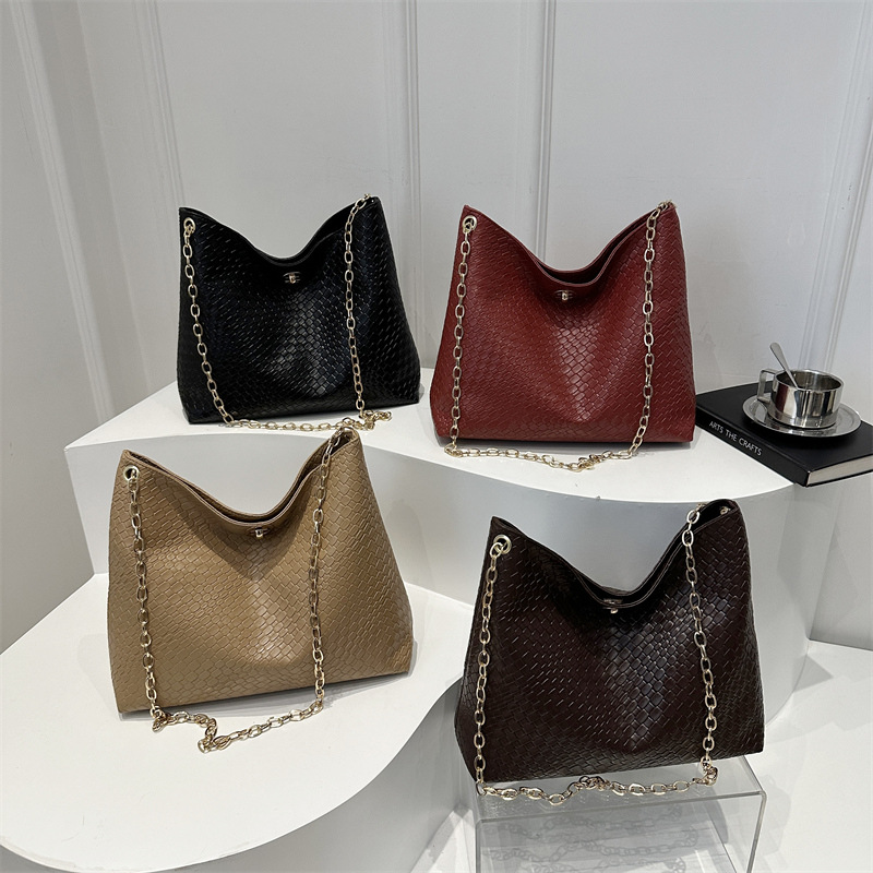 Moda coreana simple retro personalidad bolso de cadena de invierno 2024 nueva textura casual bolso de hombro axilar