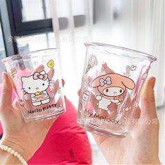 日本式の口をひっくり返してグラスの夏の冷たい飲み物のかわいい女子学生は水ネットの赤い高顔の値の家庭用牛乳のジュースのコップを飲みます。