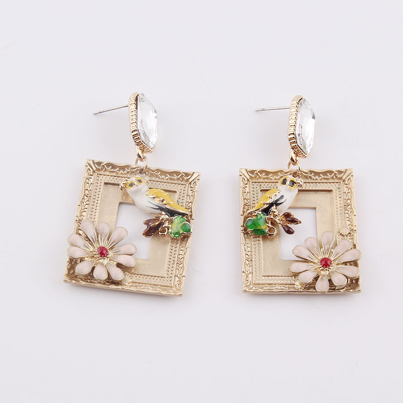 Fashion Bee Diamond-studded Pearl Metal Flower Earrings Wholesale display picture 6