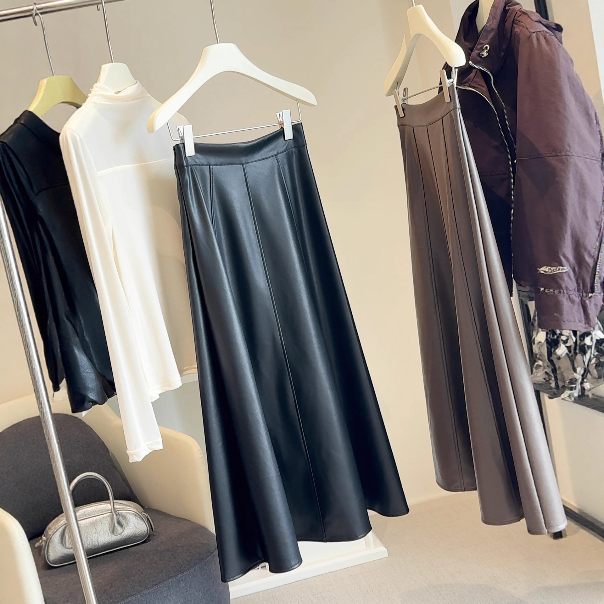 高腰pu皮半身裙女2025秋冬新款赫本风显瘦垂感中长款伞裙A字皮裙