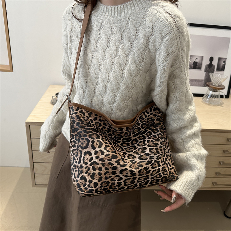 Bolso de moda de gran capacidad 2024, nuevo estilo coreano leopardo mochila retro ocio viaje bolsa de hombro