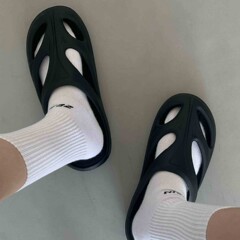 2025年夏新作、特殊形状の水遊び用滑り止めビーチサンダル、厚底、外履き、トレンディな洞洞サンダル