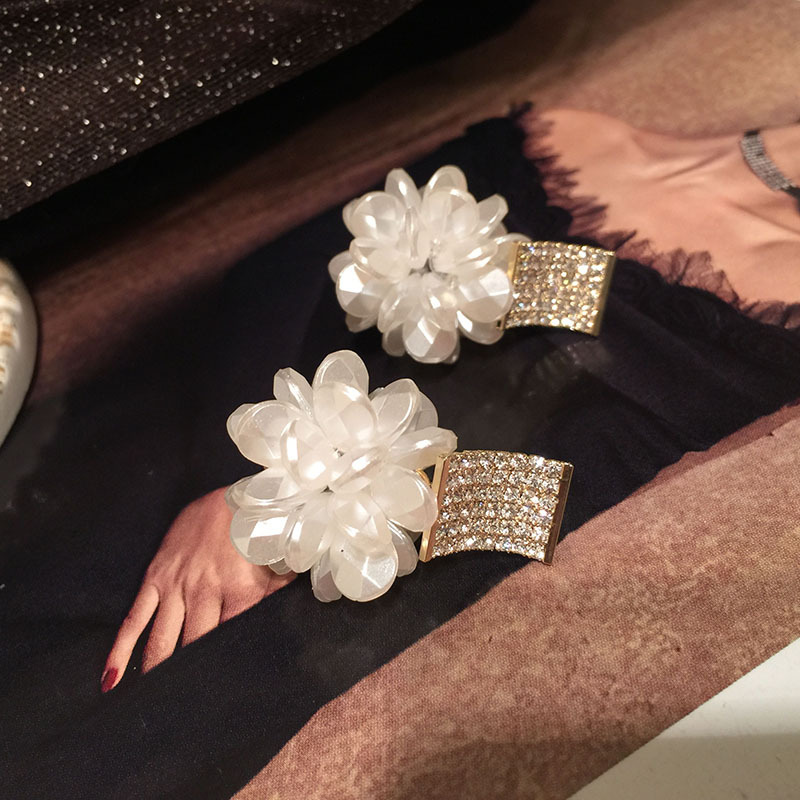 Pendientes De Flores Blancas De Resina De Diamantes De Moda display picture 4