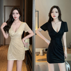 A buttocks wrapped dress with a base that covers the belly， making it look slimmer and sexy. It's a large， low cut short