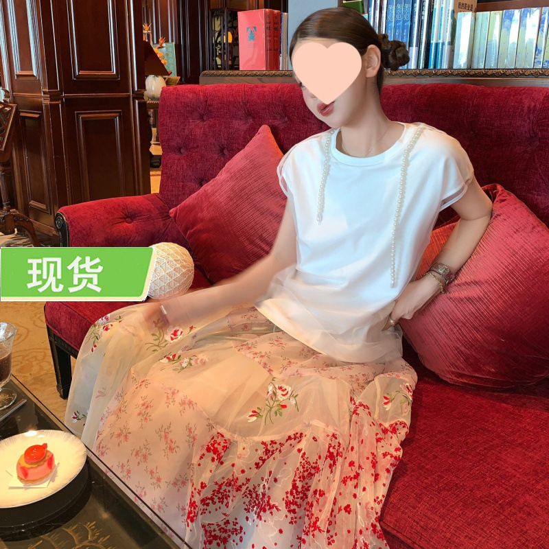 Le Rouge Zhou Meimei Delicate Pearl Necklace for Girls with a Dreamy Mesh T-Shirt