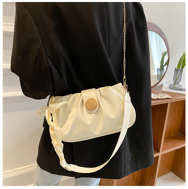 Simple Round Buckle Folds One-shoulder Messenger Bag Wholesale Nihaojewelry display picture 12