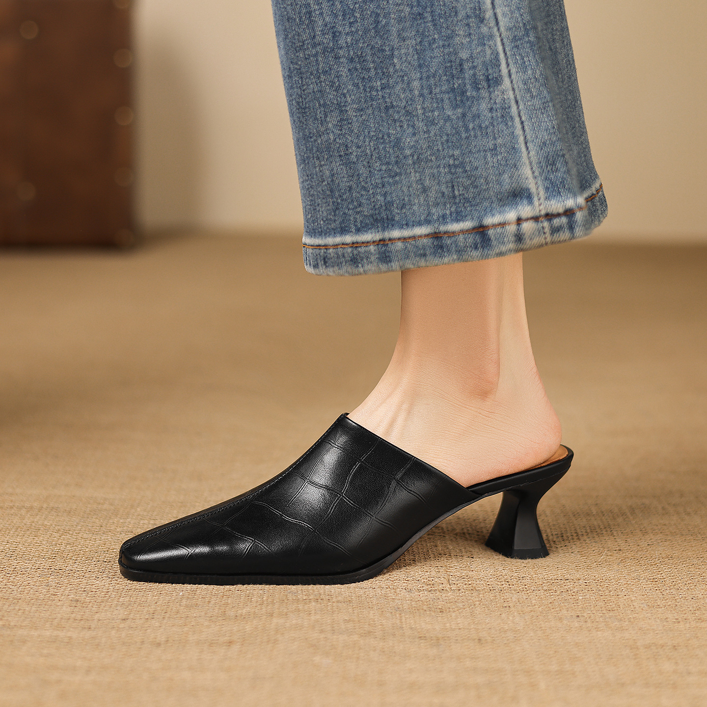 Dép sandal cao gót nữ mũi nhọn quai ngang da dê, gót 5 cm — đen