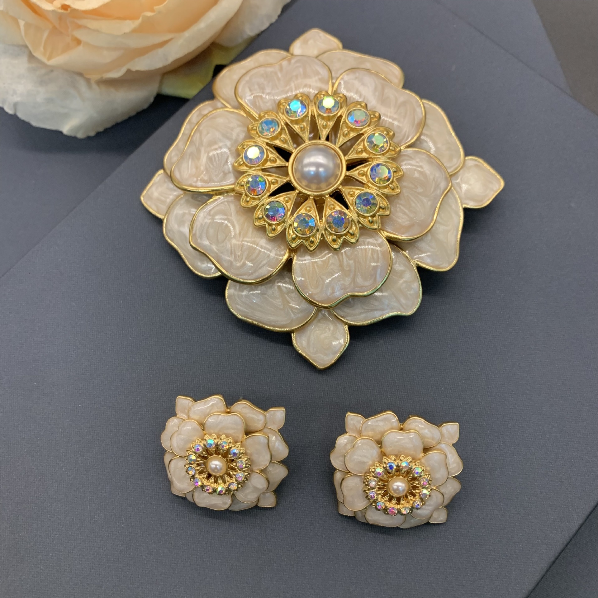 Qingdao Middle Ancient [Tea Words Tea Language] French court retro enamel three-layer three-dimensional petal brooch earring