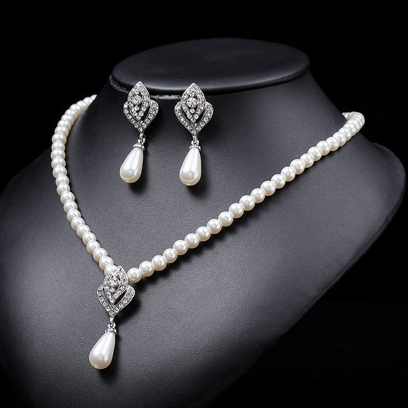 Collier pendentif fleur de rose avec perles et pompons style chic_voghion.com