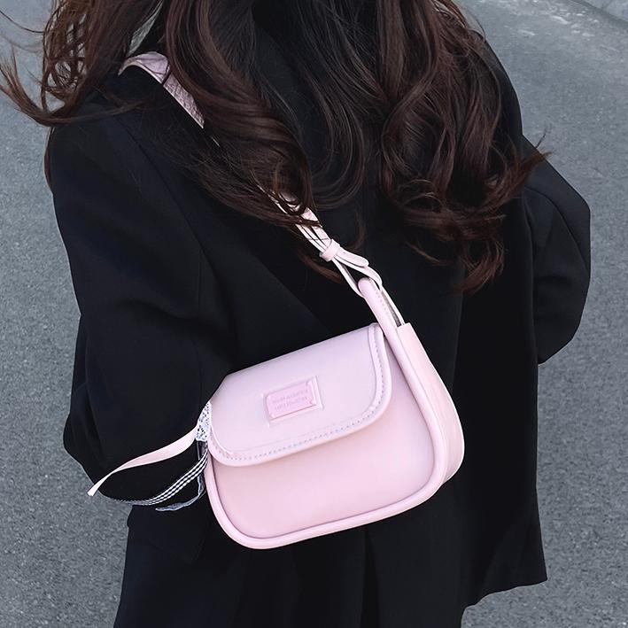 Bolsos de cercanías de nicho de ocio para mujer 2025 nueva primavera y verano bolso de hombro de diseño simple moda bolso de mensajero de todo fósforo