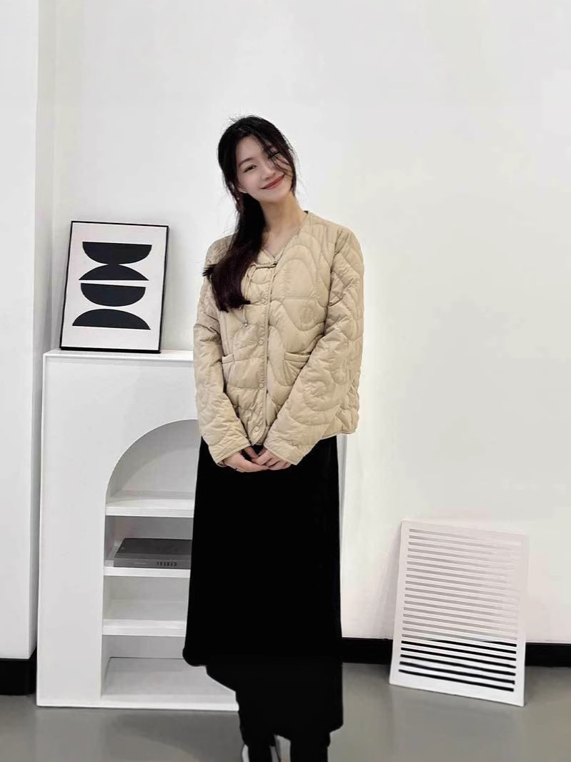 Vestido de mujer de terciopelo ligero otoño y invierno nuevo nuevo abrigo chino estilo de flor de acolcha interior de pluma de cuello redondo de literatura y arte
