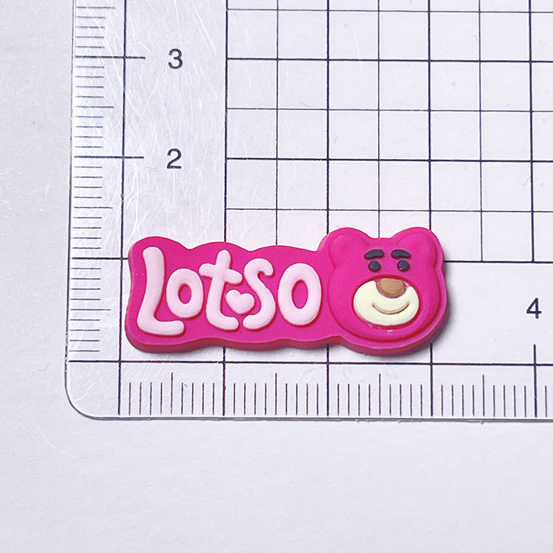 Oso de fresa de dibujos animados de PVC flexible pegamento accesorios de la joyería caja de almacenamiento de la cáscara del teléfono móvil caja de papelería agujero zapatos gran vientre taza parche