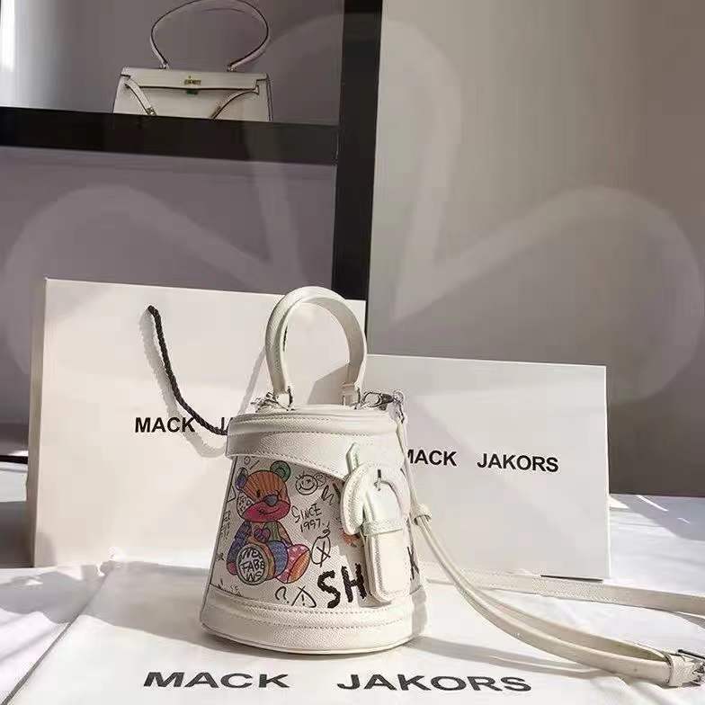 香港MackJakors正品真皮小熊涂鸦水桶包女秋冬2022新款斜挎包手提