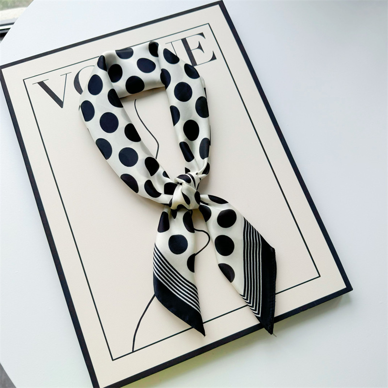 Primavera y verano nueva bufandas de impresión de letras de satén 70 × 70 bufandas de seda pequeñas bufandas cuadradas de alta calidad bufandas de estilo francés
