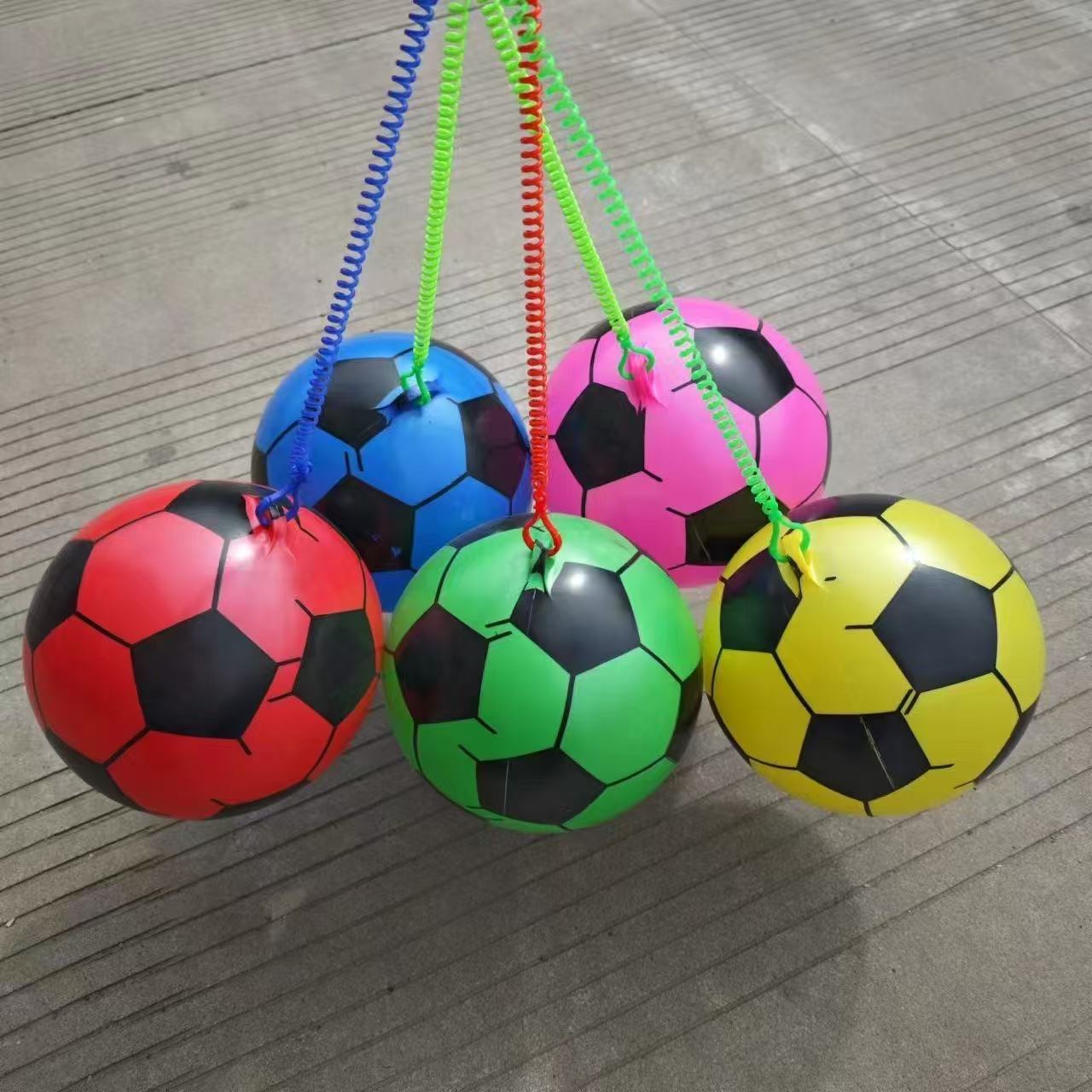 Mayorista juguetes para niños en venta caliente mercado nocturno colorido con cuerda bola elástica inflada cadena de fútbol de dibujos animados sandía bola