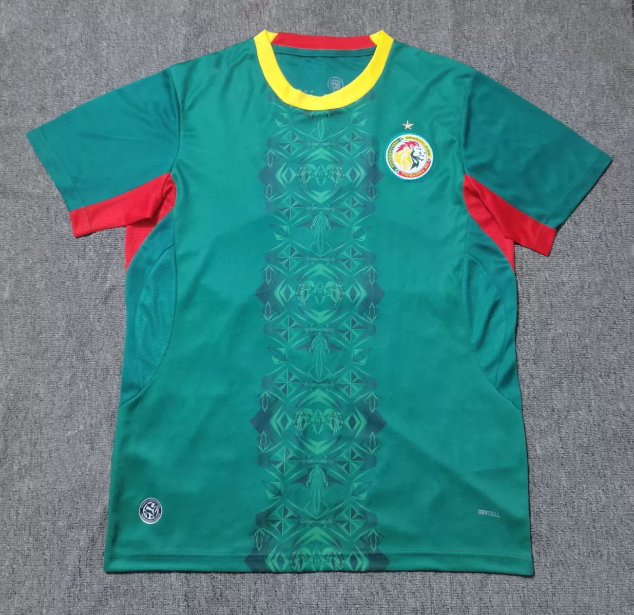 Футбольная футболка, разные клубные дизайны (Atlanta, Barcelona, Lisbon, South Africa), размеры S–XXL