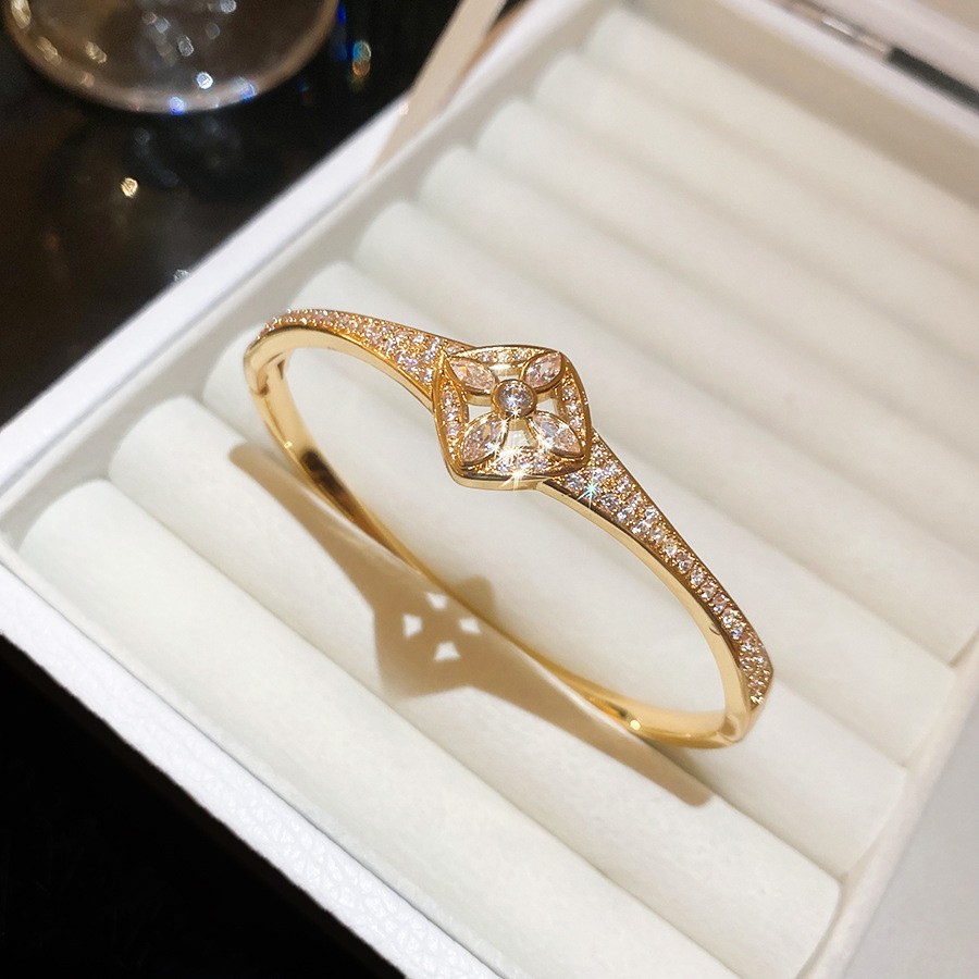 Pulsera Abierta con Letras Incrustadas de Diamantes y Baño de Oro Real, Pulsera Versátil de Nicho, Nuevo Modelo 2026, Joyería de Lujo Ligero de Alta Gama para Mujer