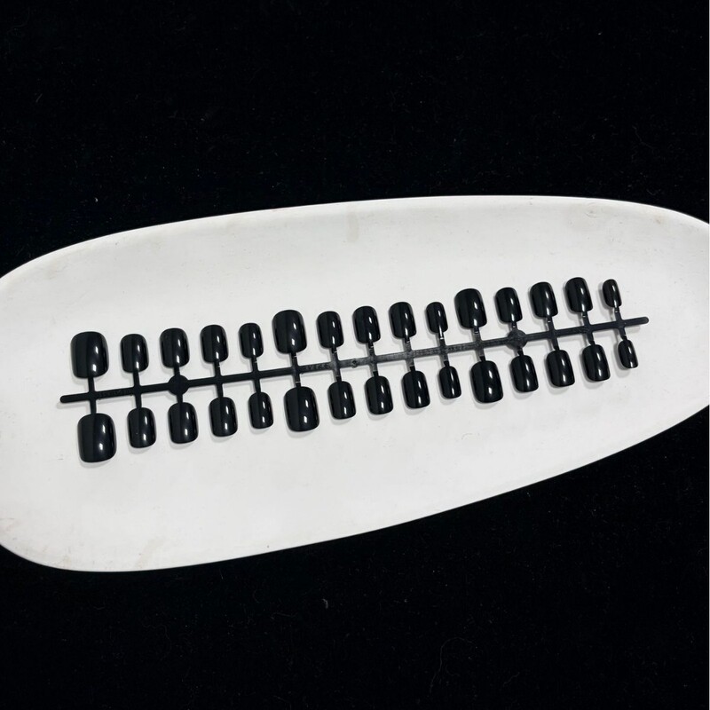 Tiktok Trending Wearable Nails, Pure Black and Milky White Blank Nail Tips, Short Round Shape, Handmade Fake Nails