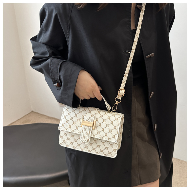 The 2024 new women's bag features a high-end texture, a niche and fashionable style, a retro and versatile small square bag, and a hand-held shoulder crossbody bag undefined