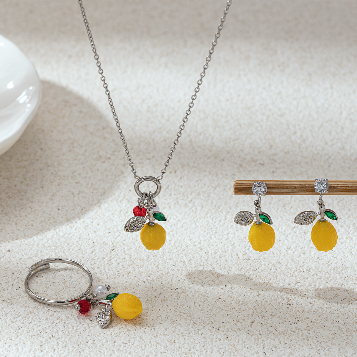 Collar de acero inoxidable TENA Europa y América lujo ligero nicho de diseño universal colgante de fruta limón para mujeres no se desvanece image 4