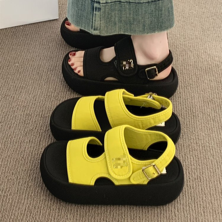 Sandalias de suela gruesa de explosión para mujeres de verano 2026 nuevas explosiones de suela suave no se cansan pies de mujer zapatos casuales de playa romanos