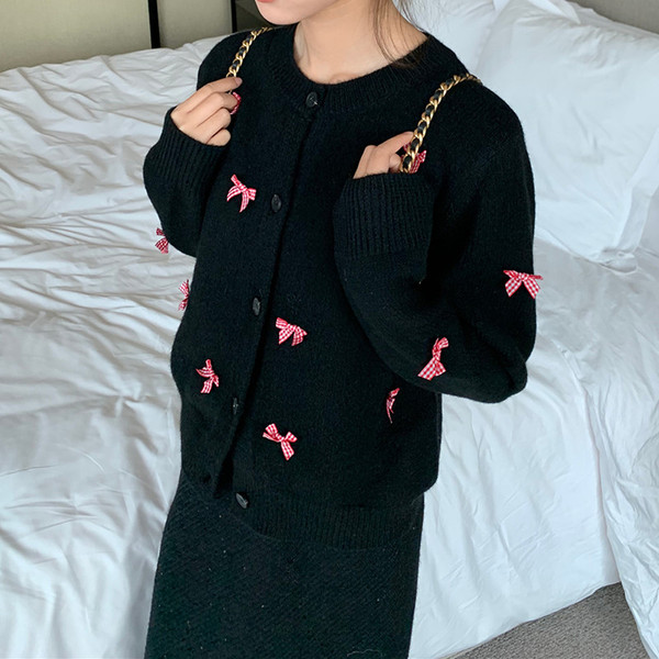 Design cute fitted knitted sweater with bow with a round collar