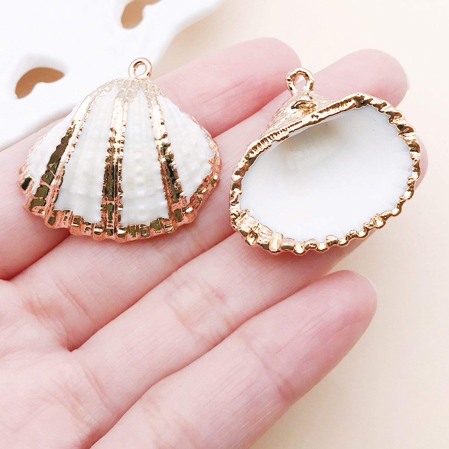 25329-ED-激光电镀金色米黄色天然贝壳26x28mm-