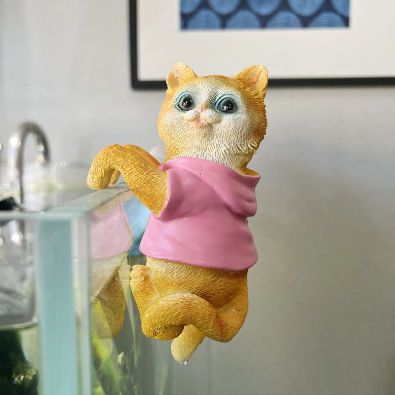 Кошка в желтом подвесном аквариуме