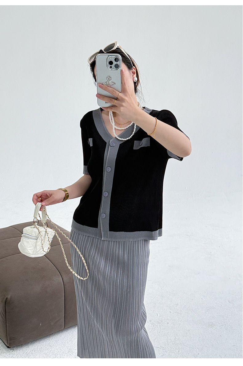 Áo phông ngắn tay cổ chữ V phong cách Chanel, thiết kế màu tương phản kiểu ngắn — Màu đen chi tiết 12