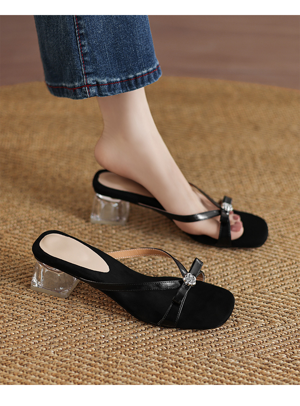 Sandal cao gót nữ mũi vuông hở ngón, quai ngang đính nơ, gót trong suốt 7 cm — màu đen, màu trắng ngà chi tiết 10