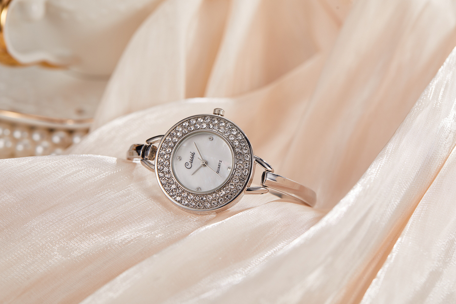 Orologio da donna elegante con bracciale traforato alla moda_voghion.com
