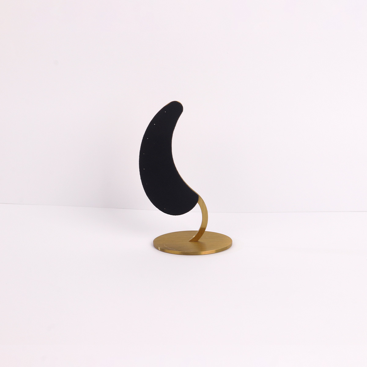 �������չʾ�ܶ��������������ɼܳ��м���Ʒ�ڼ��鱦չʾ����