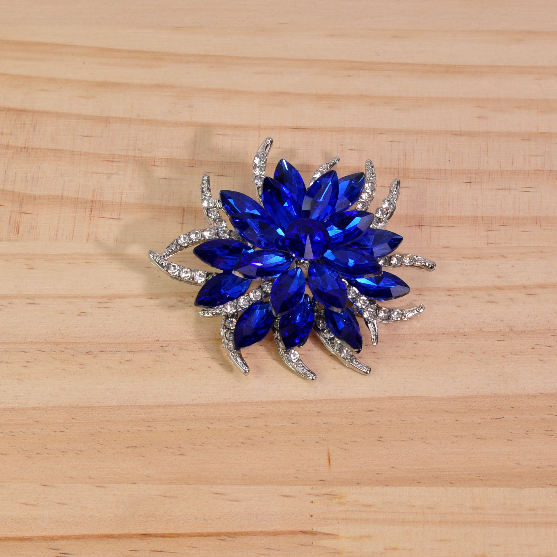 Spilla lotus con cristalli e strass per donna accessorio_voghion.com