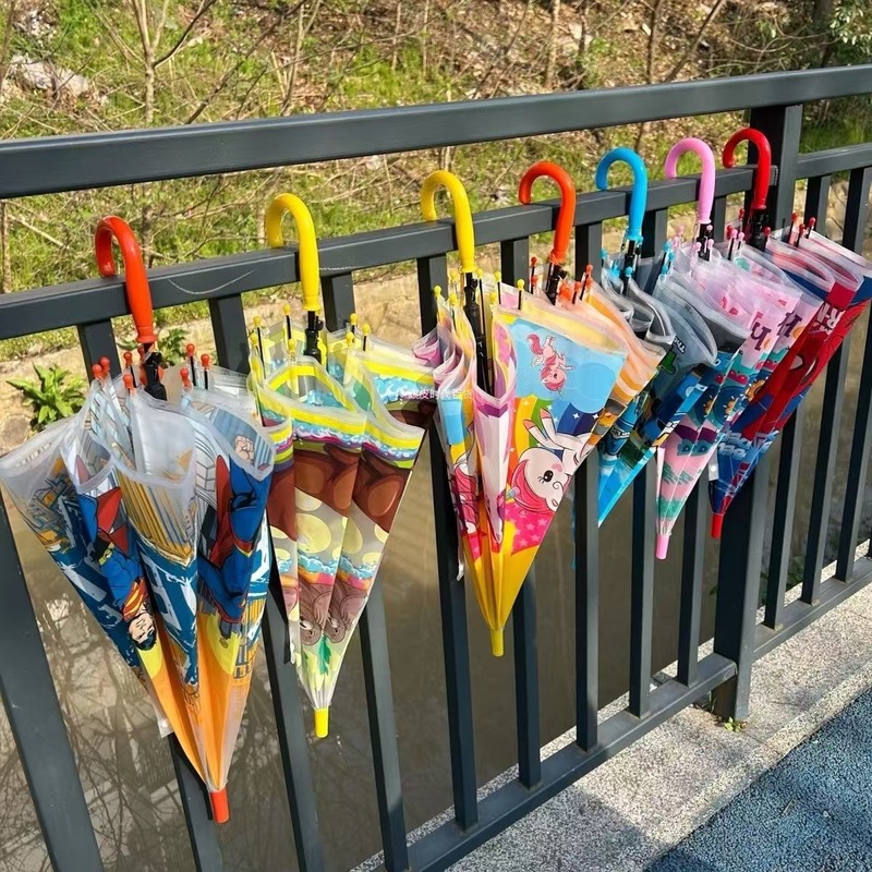見栄えの良い子供用傘卸売かわいい漫画傘超軽量ロングハンドル半自動幼稚園傘ホイッスル付き|undefined