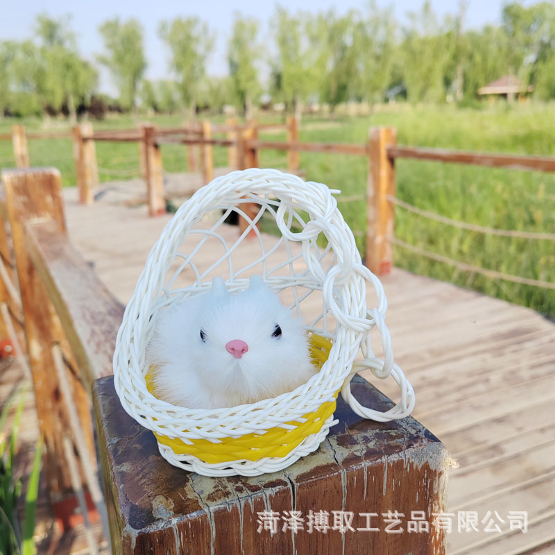 노란 매달린 바구니 토끼