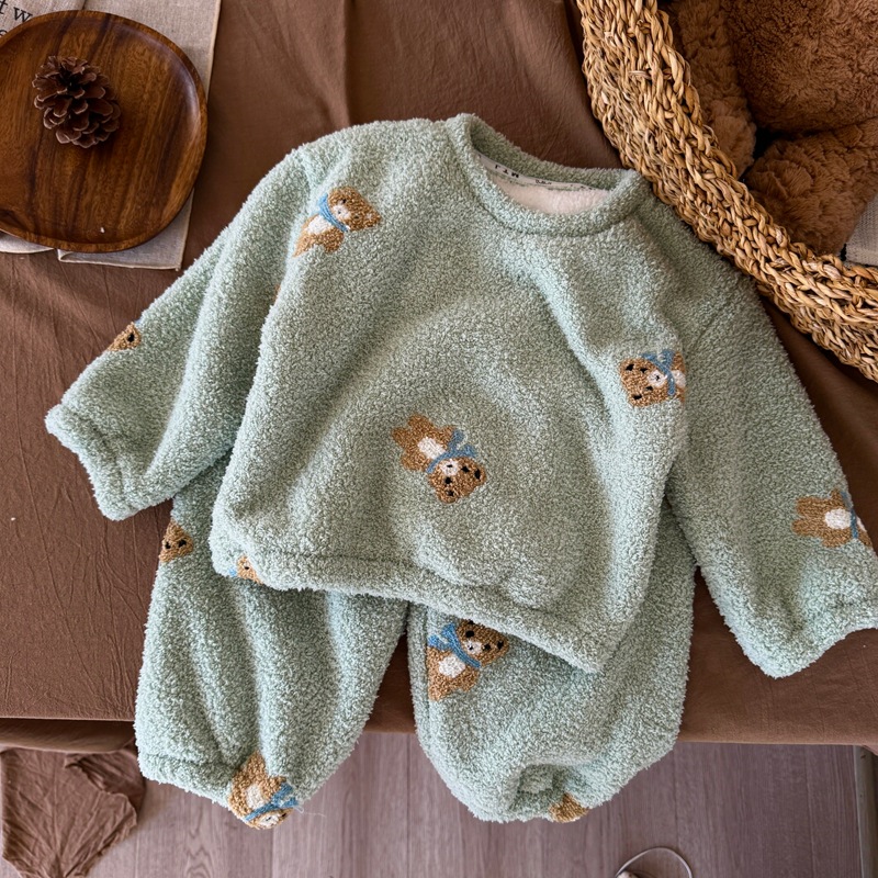 연한 녹색 배경에 커피 곰