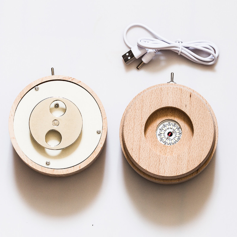 Bola de cristal giratoria caja de música LED base luminosa luz de la noche de dibujos animados pequeña base de la decoración