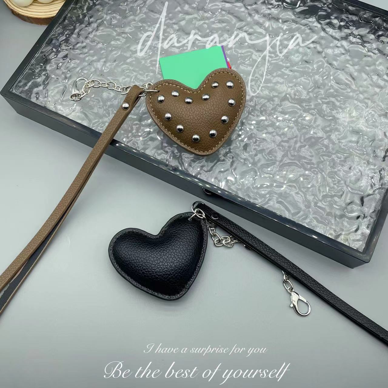 新型の大衆puは綿の愛のリベットの革を満たして愛のチェーンの包みを掛けて車のキーを掛けます。