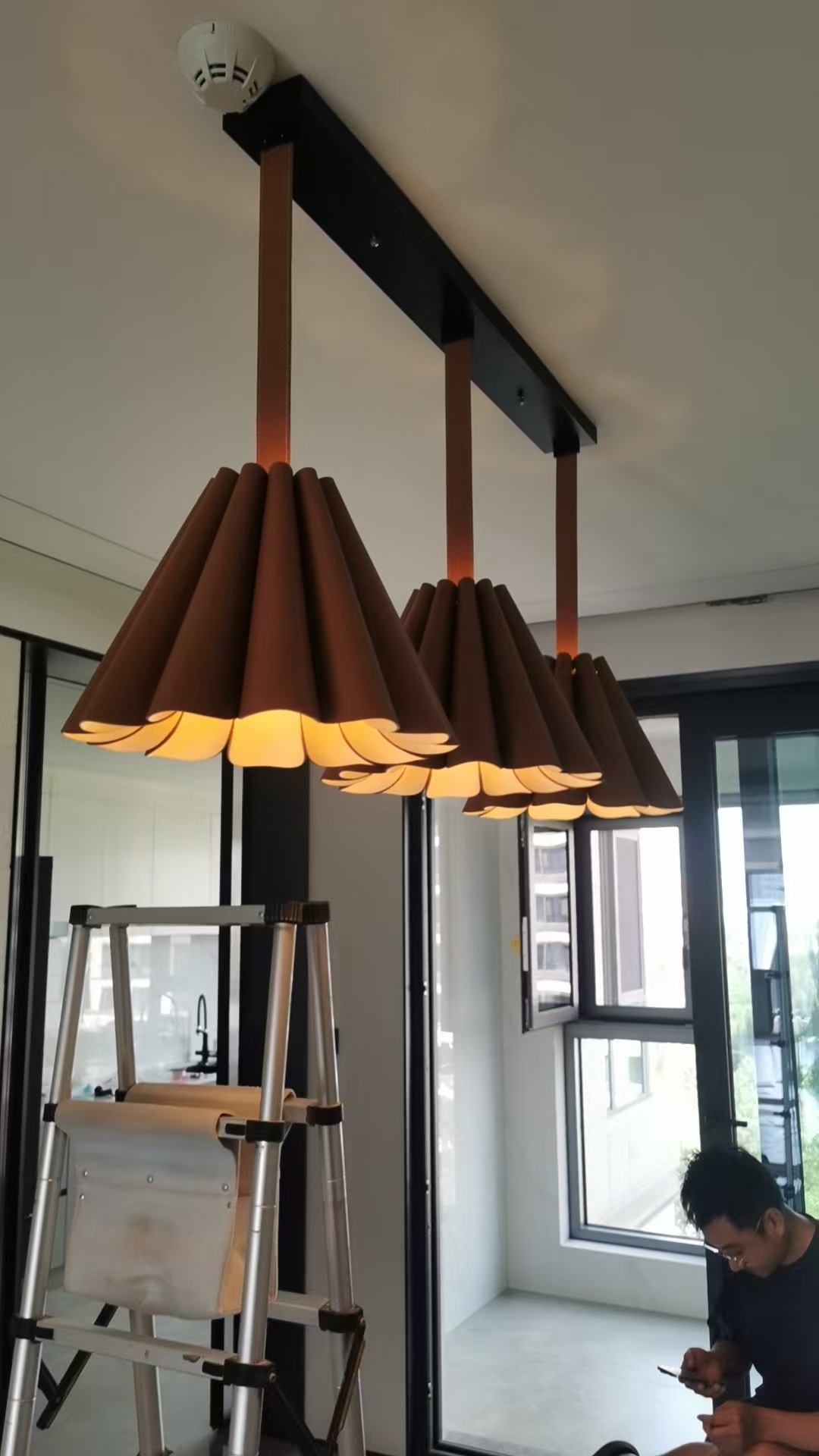 Meilade color cuero rollo flor lámpara de restaurante medieval hotel de ventas lámpara de diseño de arte lámpara de dormitorio