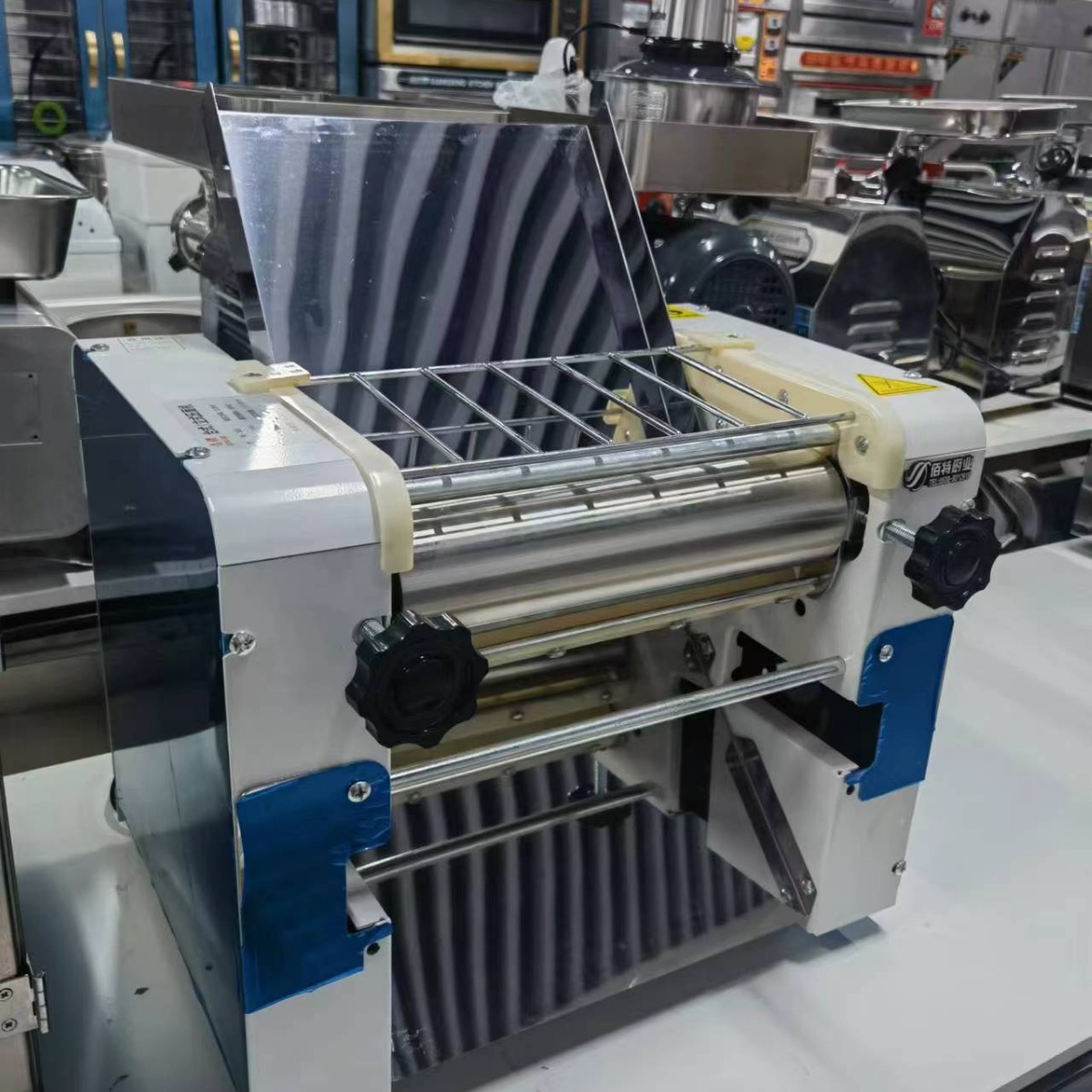 Prensa de fideos eléctrica de acero inoxidable comercial de escritorio 300 silenciosa máquina de amasado de fideos máquina de fideos de alta velocidad Shengyang
