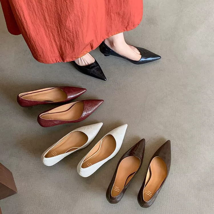 Одиночная обувь женская светлая с заостренной головой средняя школа каблуков овечья кожа 2024 новый весна и осень, французский дикий темперамент коричневый черный