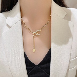 Light Luxury Niche Design Sense Advanced Necklace 2021 New Style Elegant Golden Accessories Autumn and Winter Woolen Chain Metal Style