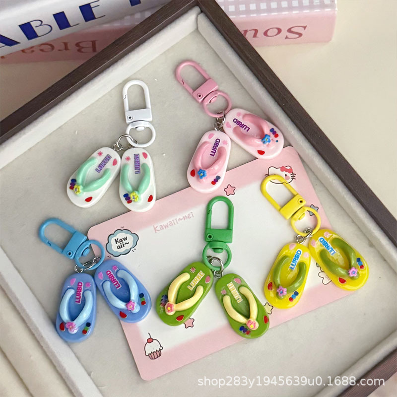 Summer cartoon flip-flop keychain, mini cute shoe pendant, slipper decoration accessory Summer cartoon flip-flop keychain, mini cute shoe pendant, slipper decoration accessory