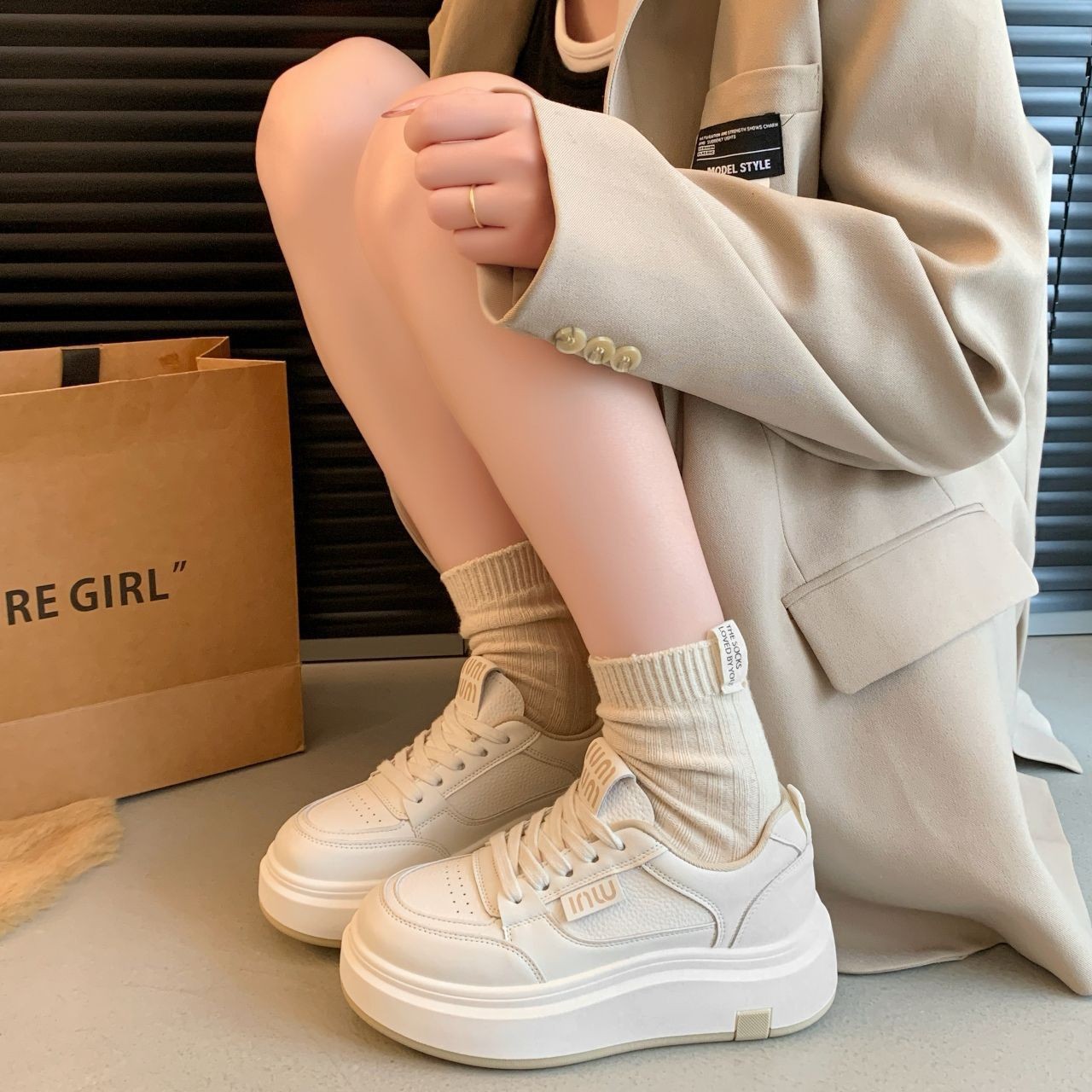 Suela gruesa cuatro temporadas zapatos blancos para mujeres 2025 nueva explosión primavera versátil Angola rojo pequeño muffin zapatos de skate image 4