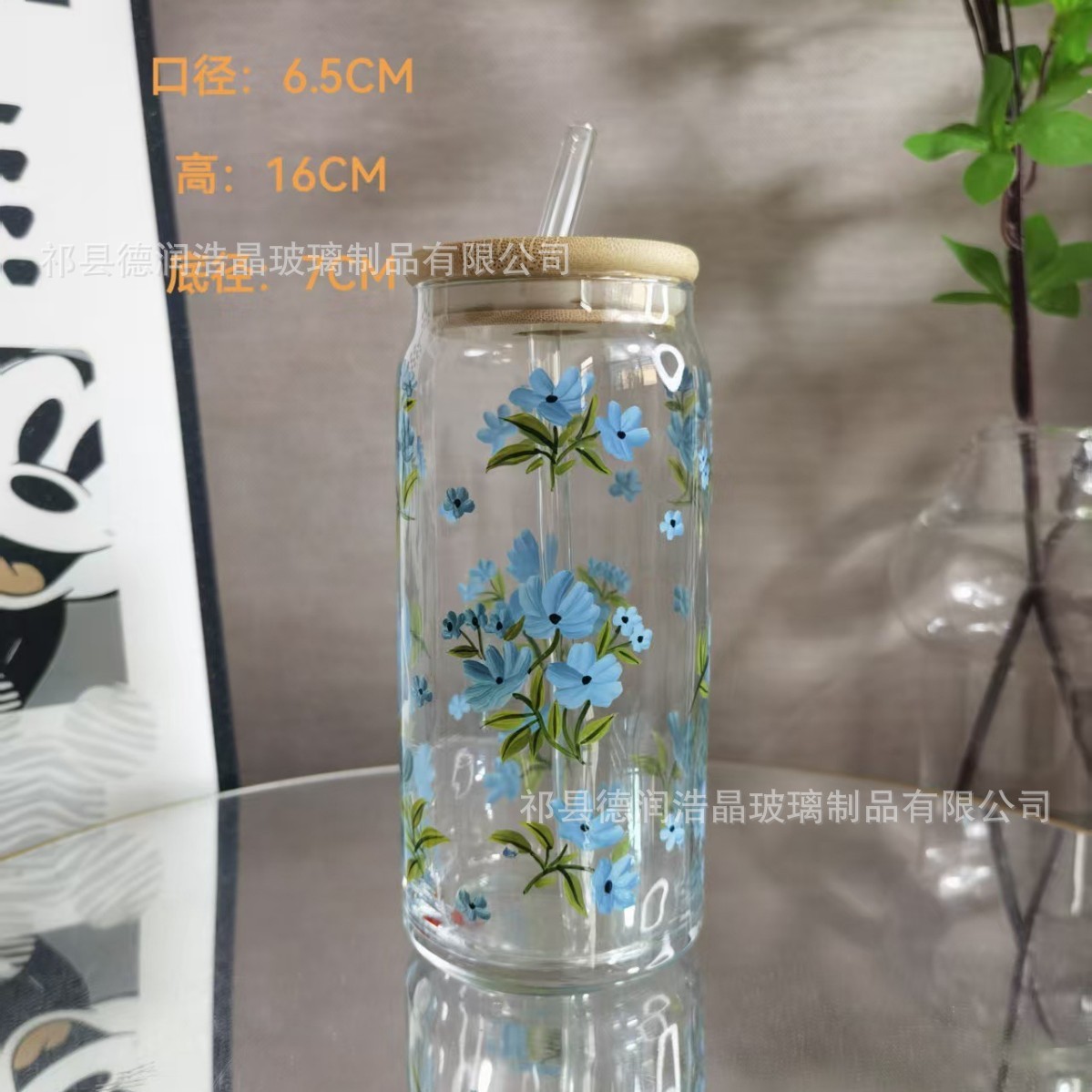 Copa de cola pintada a mano con flores azules altas