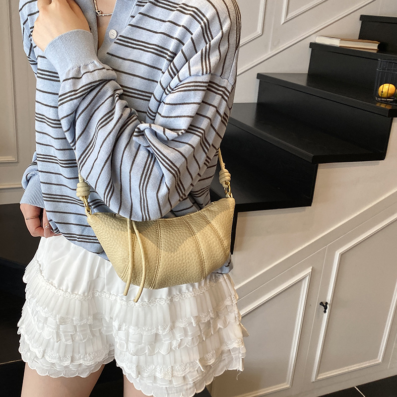 Bolso de cuerno de nicho francés 2025 nuevo bolso de axila bolso de bola de masa de moda bolso de mensajero de hombro simple de todo fósforo