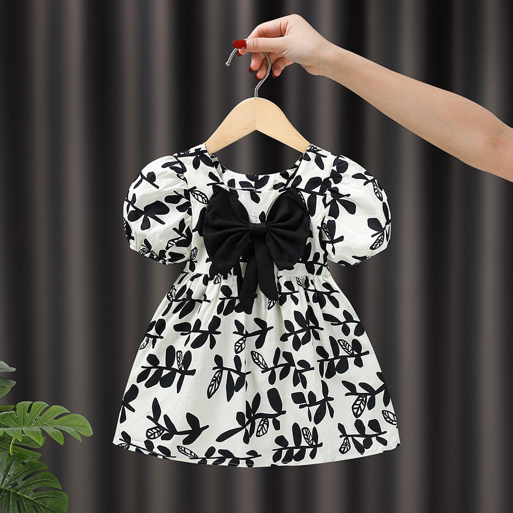 small flowers black and white leaves